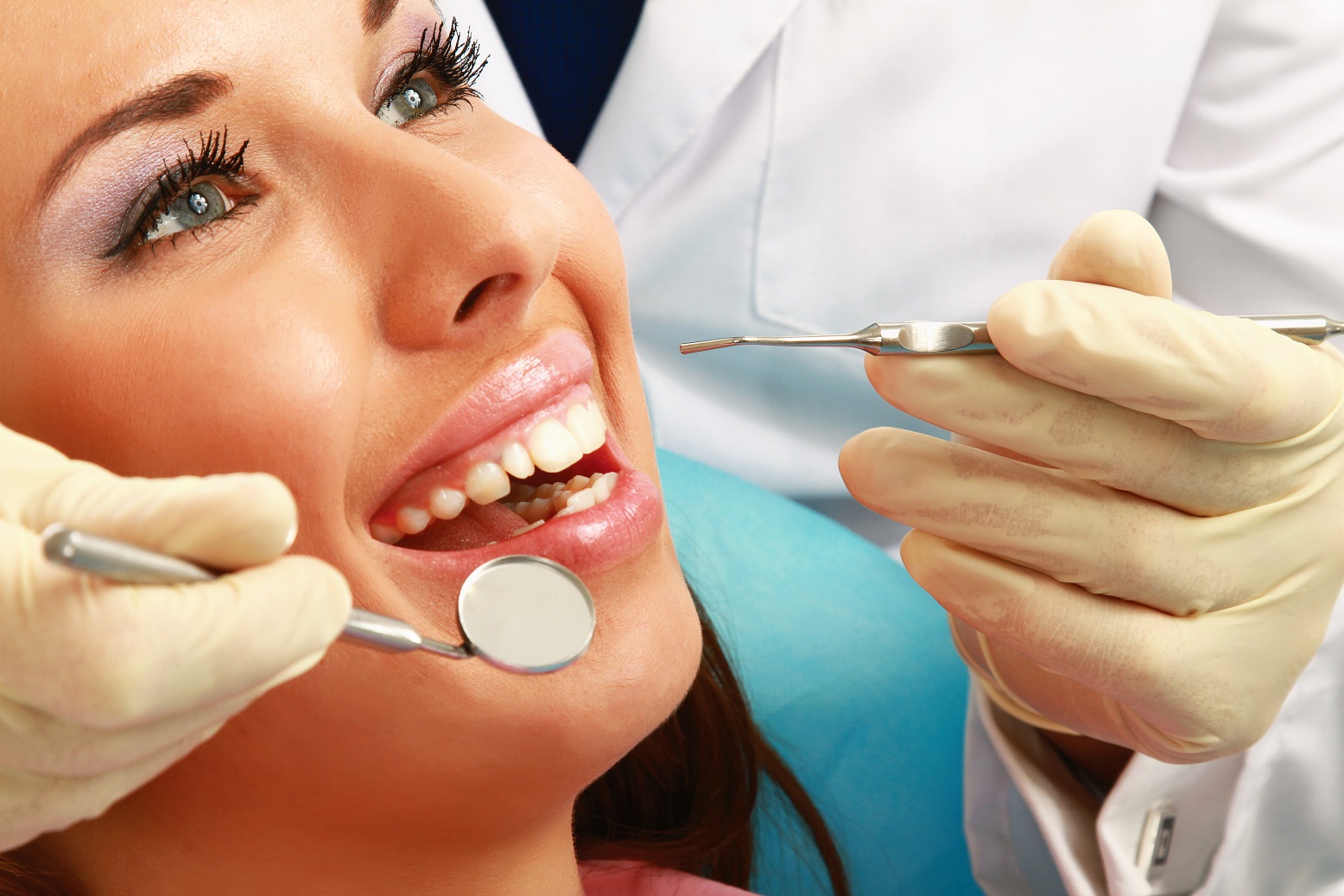 La clínica dental Dentalarroque indica uno de los motivos de los dientes sensibles: la caries dental. Te ayudamos a cuidar de tu boca.