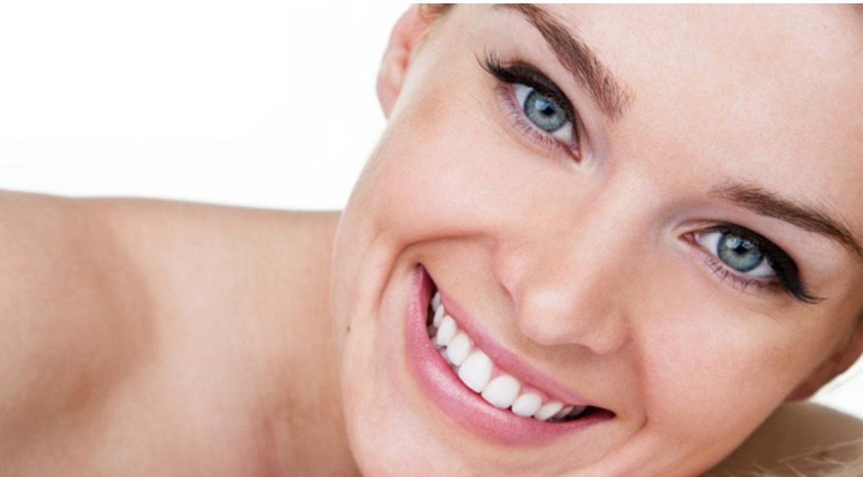 Una revisión dental periódica ayuda a mantener tu sonrisa radiante y a prevenir las enfermedades orales. Acuda a la clínica dental Dentalarroque para mantener tu salud bucal sana.