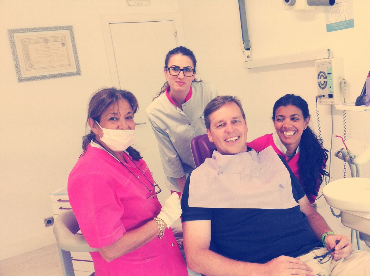 Las revisiones dentales periódicas son importantes para mantener la boca sana. Acuda a la clínica dental Dentalarroque para cuidar tu salud bucal.