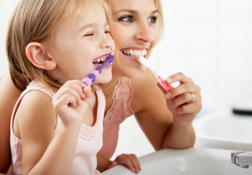 La clínica dental Dentalarroque recomienda buenos hábitos de higiene oral para mantener una buena salud bucal.