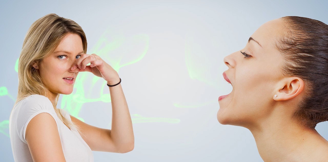 Los malos hábitos de higiene oral y una pobre dieta son causas del mal aliento. Acuda a Dentalarroque para mantener tu boca sana.