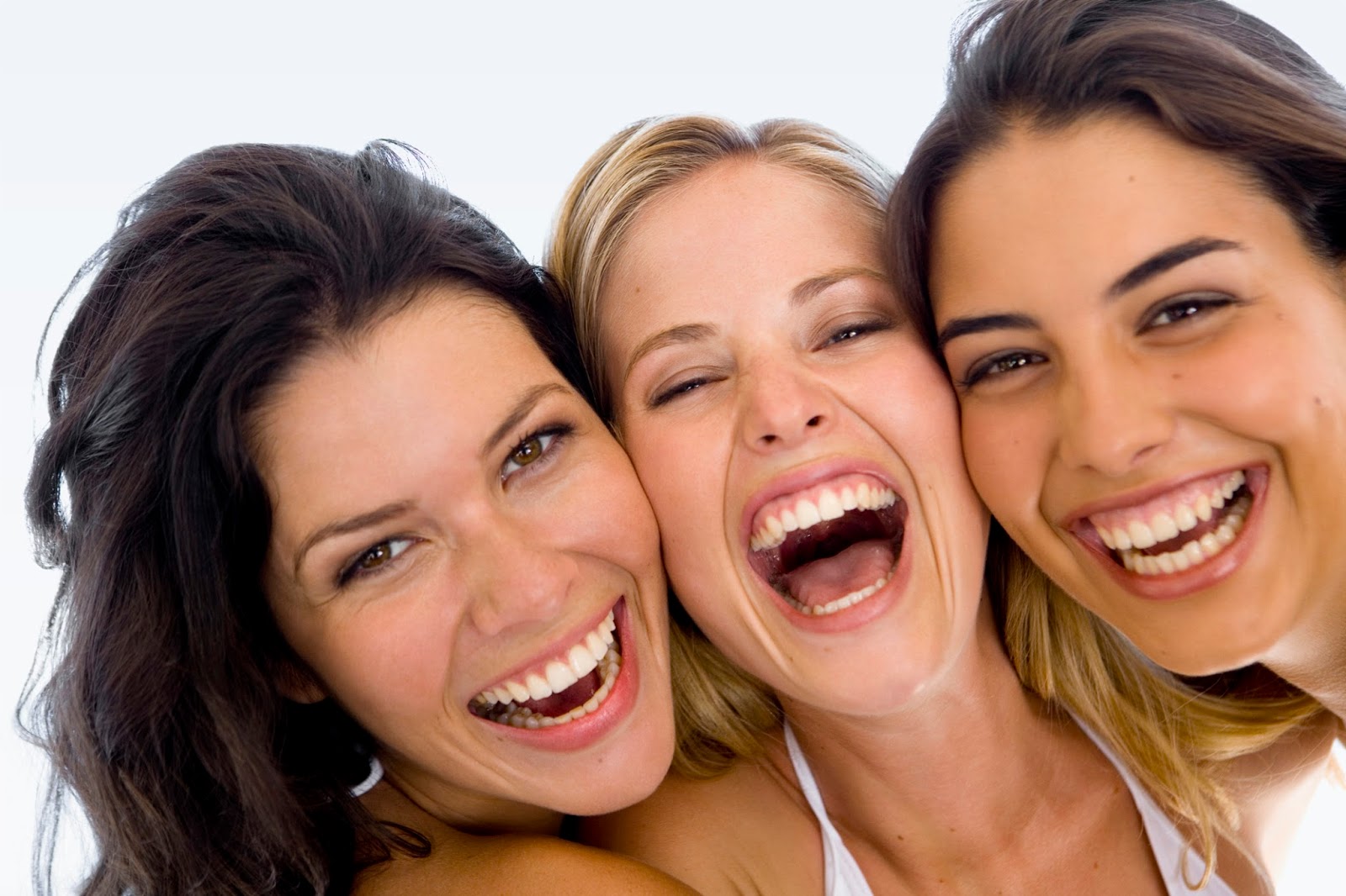 Una de las causas de los dientes muy amarillos es un pobre cuidado oral. Acuda a la clínica dental Dentalarroque para mantener la salud bucal sana.