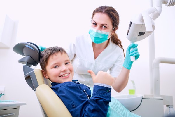 Dentalarroque te recomienda ir al dentista para mantener la boca saludable.