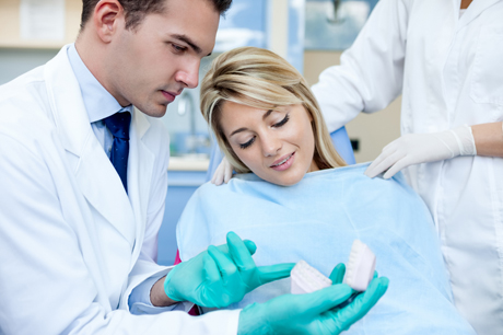 La clínica dental Dentalarroque te recomienda pregunta al dentista para mantener tu salud bucal sana.