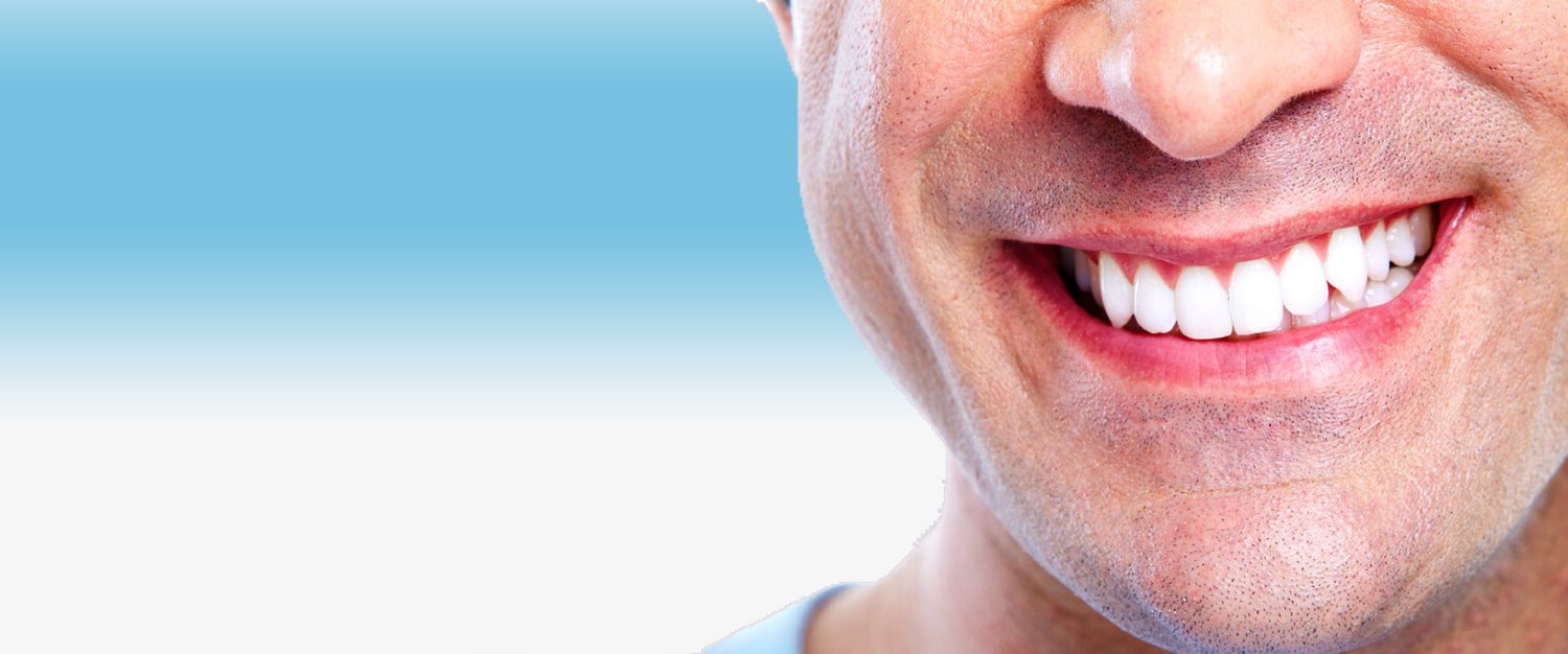 El dentista en la clínica dental Dentalarroque recomienda las carillas dentales a los pacientes que quieren mejorar la apariencia de sus sonrisas sin tener que pasar por un tratamiento dental largo. Es una forma de cubrir las imperfecciones dentales y conseguir una sonrisa radiante.