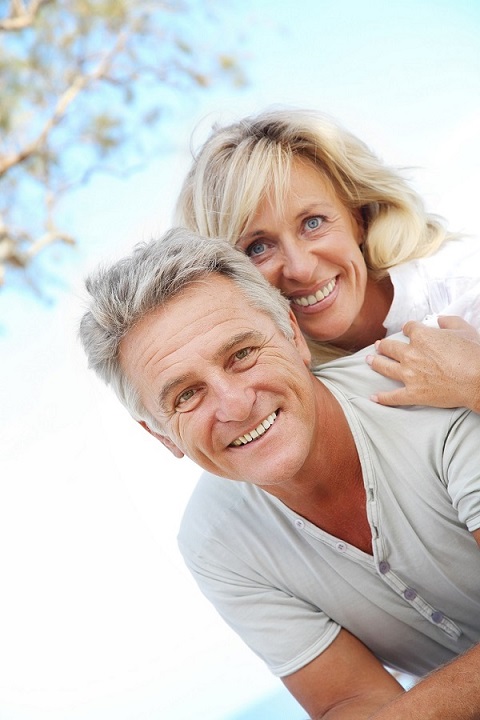 Necesito implantes dentales para remplazar la pérdida de una o varias piezas dentales. Acuda a la clínica dental Dentalarroque para recuperar tu estética dental.