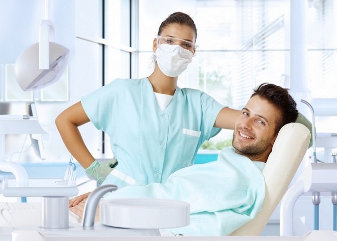 Los beneficios de visitar regularmente al dentista son: prevenir enfermedades orales, detectar cáncer oral y mantener la salud bucal sana.