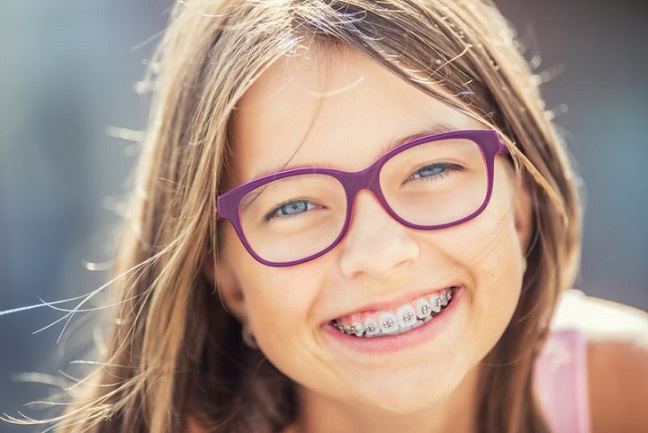 La clínica dental Dentalarroque indica que la baja autoestima es uno de los 8 efectos de los dientes desalineados. Consigue una sonrisa radiante con un tratamiento de ortodoncia.