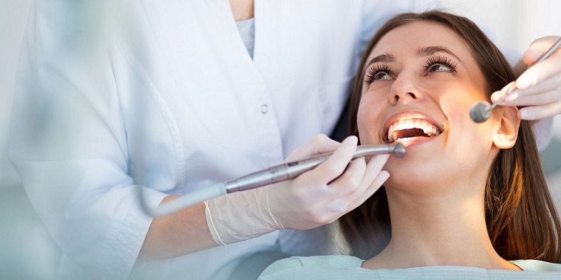 Una visita al dentista en majadahonda ayuda a prevenir enfermedades orales como caries, enfermedad de las encías.