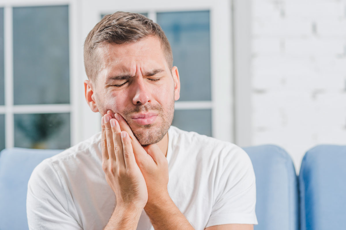 ¿Cuáles son las causas del dolor dental? El odontólogo en Dentalarroque indica que las revisiones dentales periódicas ayudan a prevenir enfermedades orales y a mantener la salud bucal sana.