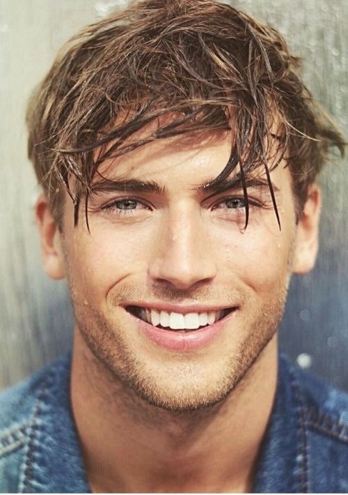 Factores que determinan la importancia de la estética dental incluyen todos los aspectos de la sonrisa. Acuda a la clínica dental Dentalarroque para mantener tu salud bucal sana.