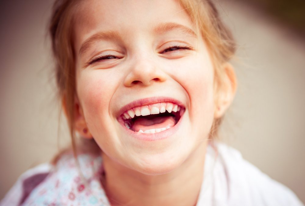 ¿Por qué son importantes los dientes de leche? El dentista infantil en Dentalarroque indica que los dientes primarios son fundamentales para la salud de los dientes permanentes.
