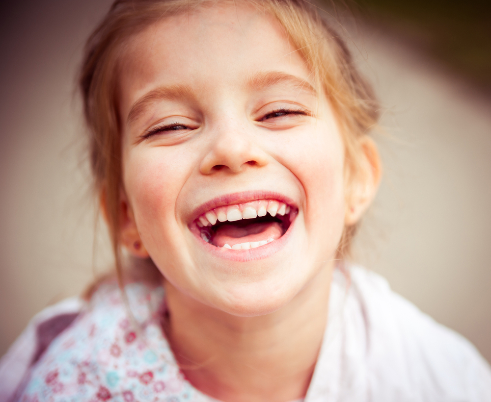 ¿Por qué son importantes los dientes de leche? El dentista infantil en Dentalarroque indica que los dientes primarios son fundamentales para la salud de los dientes permanentes.