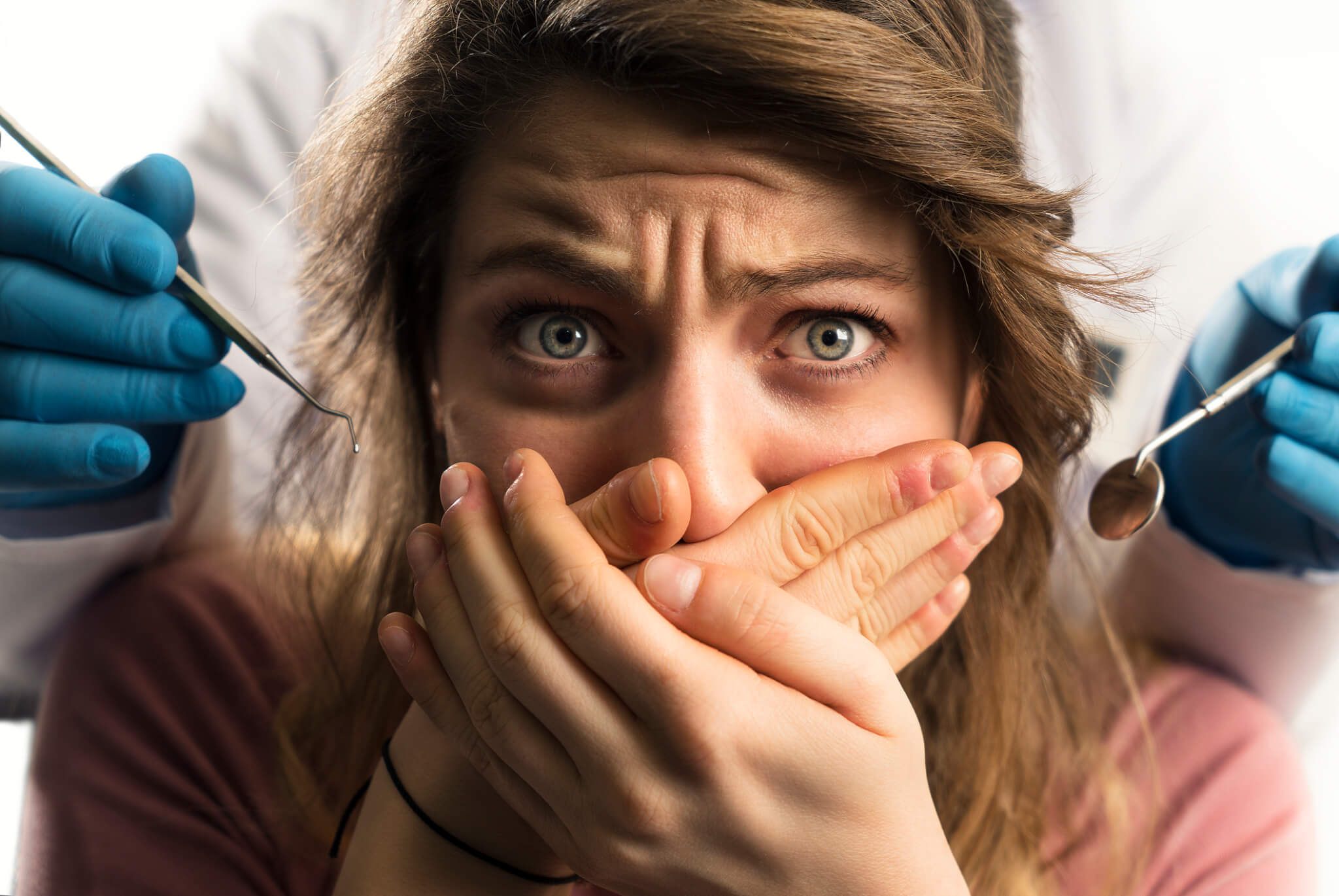 ¿Qué es la ansiedad dental? El dentista en Dentalarroque indica que algunas personas tienen fobia dental por culpa de una mala experiencia. Cuida tu salud bucal con las revisiones dentales periódicas.