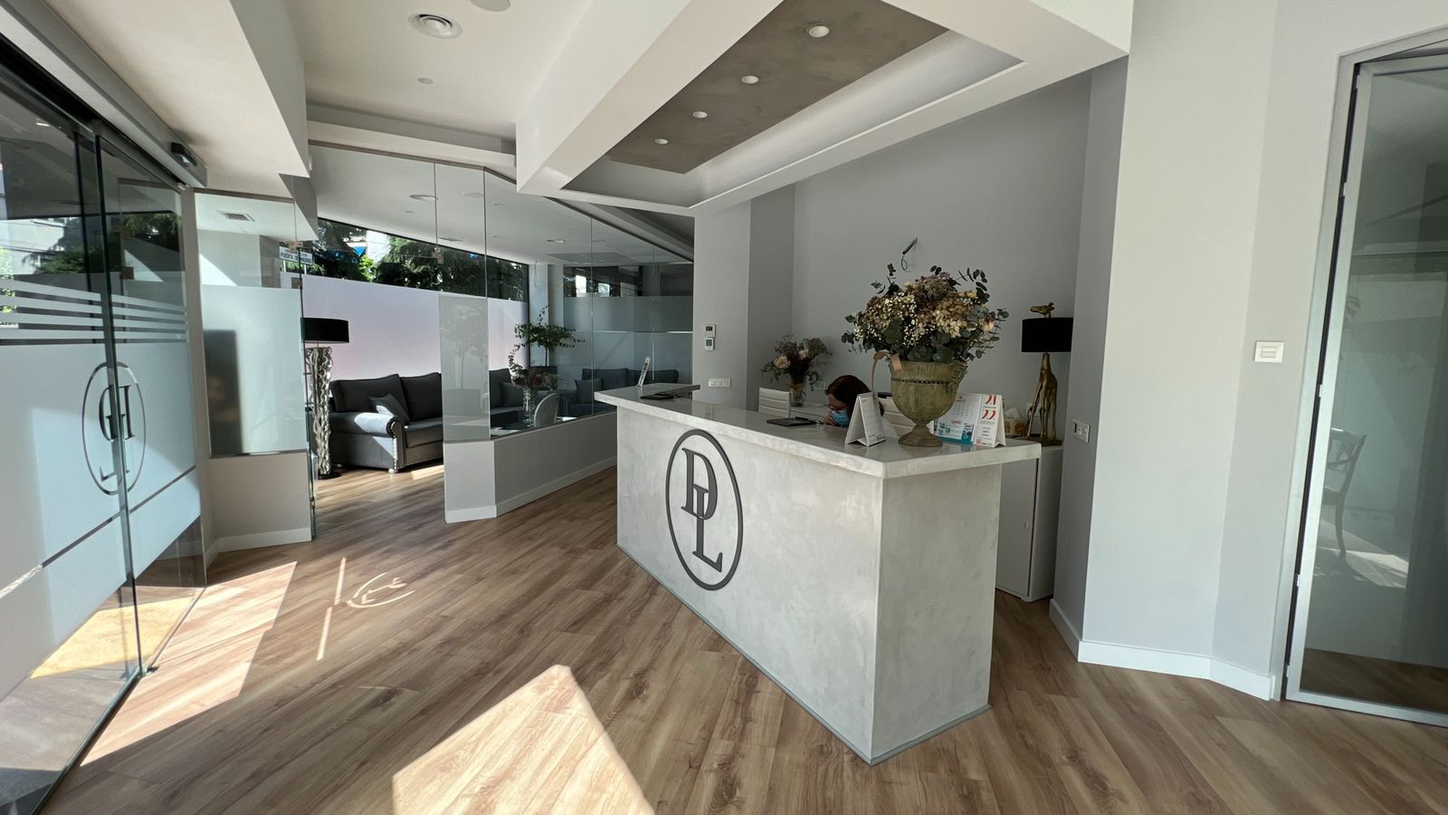 El dentista en Dentalarroque destaca la ubicación y el equipo dental como algunos de los 5 consejos para elegir una clínica dental.