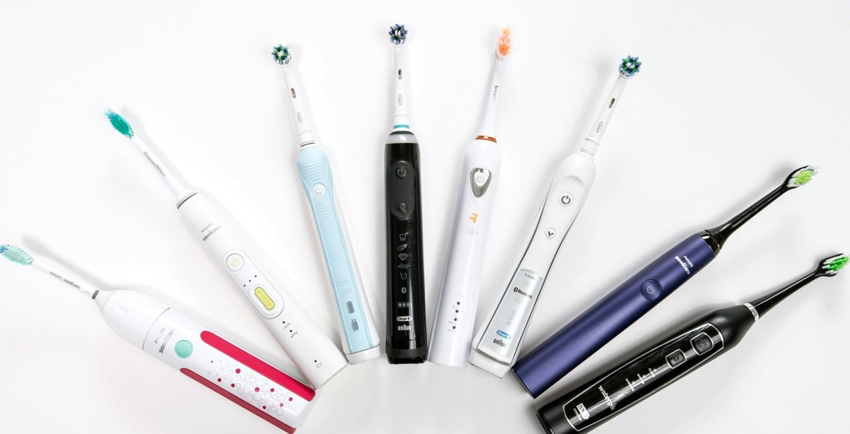 ¿Cómo elegir un cepillo dental eléctrico? Se recomienda acudir a la clínica dental Dentalarroque para que te indiquen qué tipo de cepillo necesitas. Cuida tu salud bucal.
