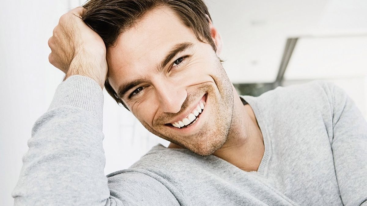 ¿Cómo influye la sonrisa en la confianza? La mejor forma de cuidar tu estética dental es por medio de buenos hábitos de higiene oral y las revisiones dentales periódicas.
