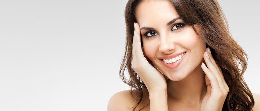 ¿Cómo tener una sonrisa atractiva? Hay tratamientos dentales que mejoran la estética dental. Algunos ejemplos: blanqueamiento dental, carillas, ortodoncia.