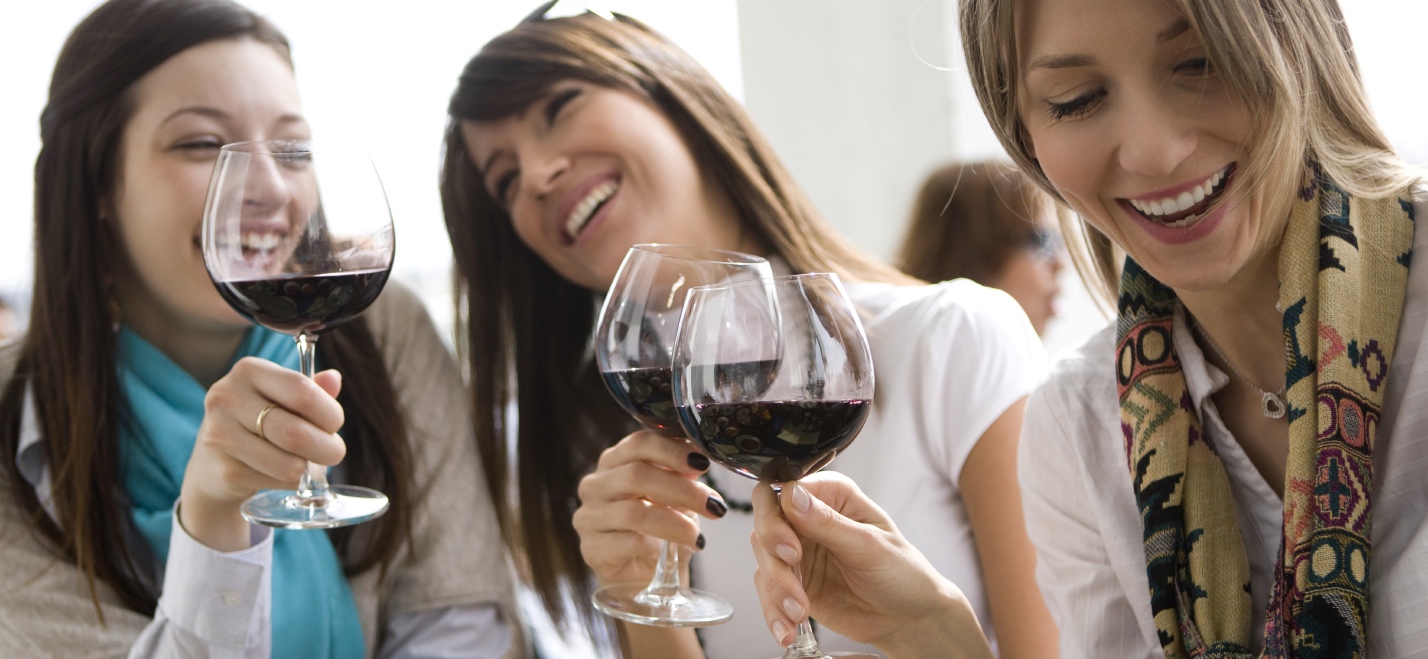 ¿Cuáles son los beneficios de una limpieza dental profesional? Este tratamiento ayuda a mejorar la estética dental. Consigue una sonrisa radiante.
