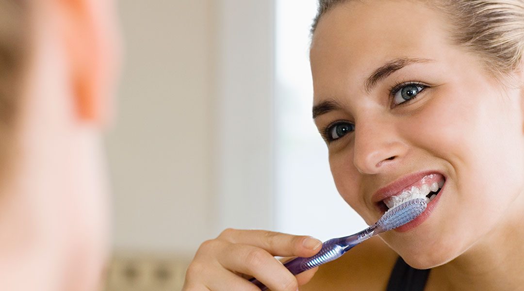 ¿Qué es la enfermedad periodontal? Hay que aplicar buenos hábitos de higiene oral a diario para prevenir la acumulación de placa y sarro. Esta es la mejor forma de prevenir la enfermedad de las encías.
