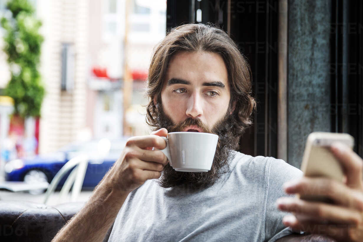 ¿Cómo afecta el café en los dientes? Cuida tu estética dental con un tratamiento de blanqueamiento dental.