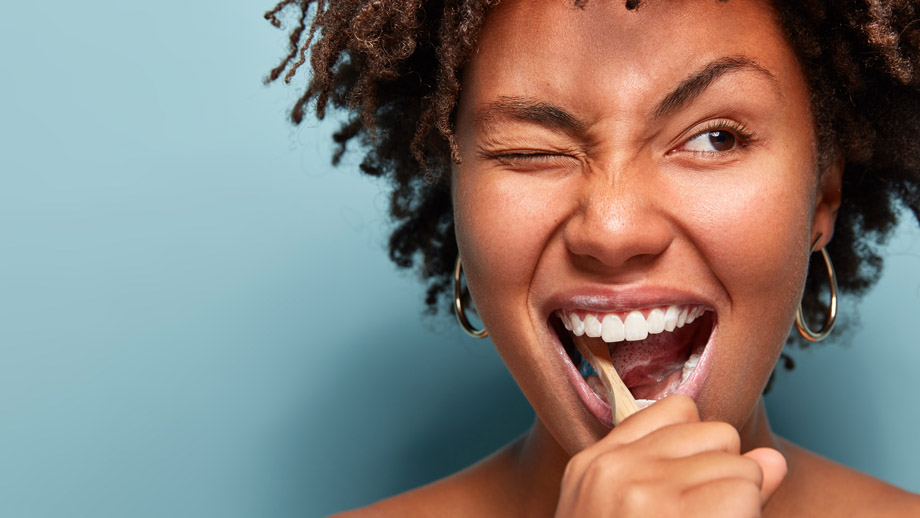 Una de las causas de las encías sangrantes es la acumulación de placa. Acuda a una limpieza dental profesional para eliminar la placa y mantener las encías sanas. Aplica buenos hábitos de higiene oral a diario.