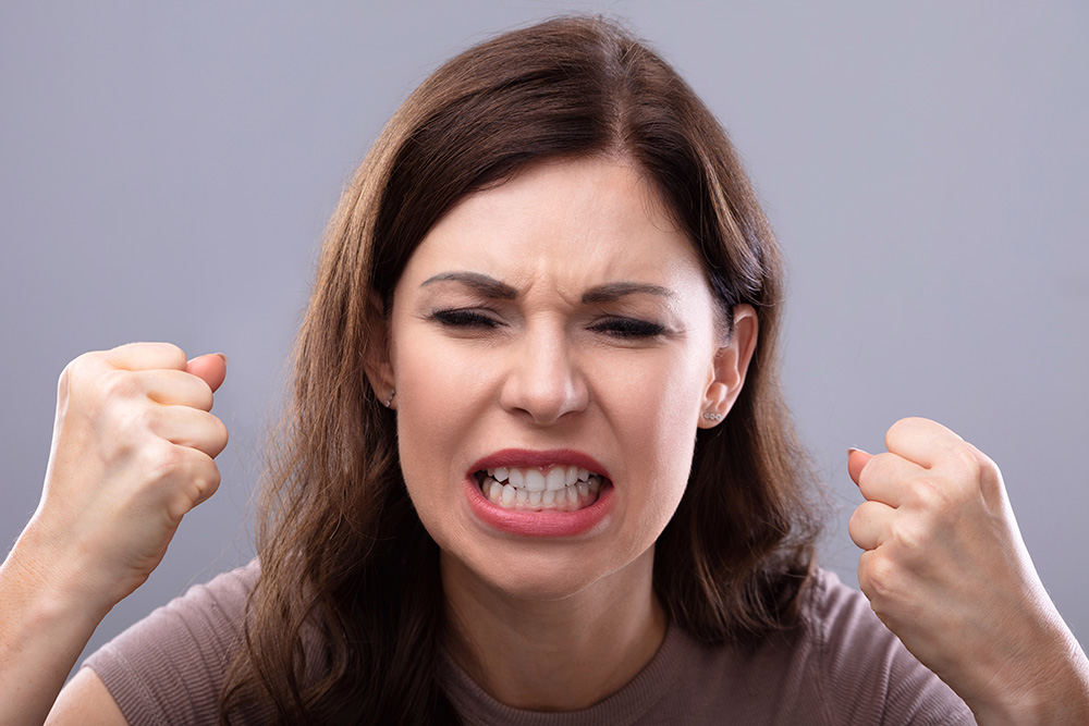 ¿Qué es lo que provoca el bruxismo? El estrés y la ansiedad causan el rechinamiento dental.