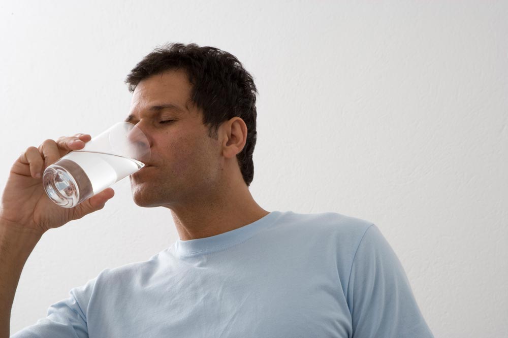 ¿Qué función tiene la saliva? La saliva ayuda a mantener un buen aliento y a prevenir las enfermedades orales.