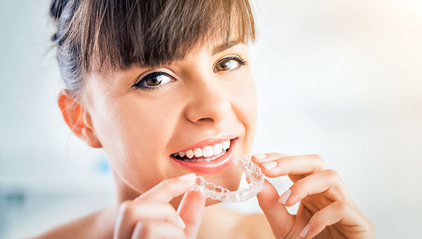 El tratamiento de ortodoncia con aligners transparentes es invisible de cara a los demás. Corrige la posición de tus dientes y consigue la sonrisa de tus sueños.