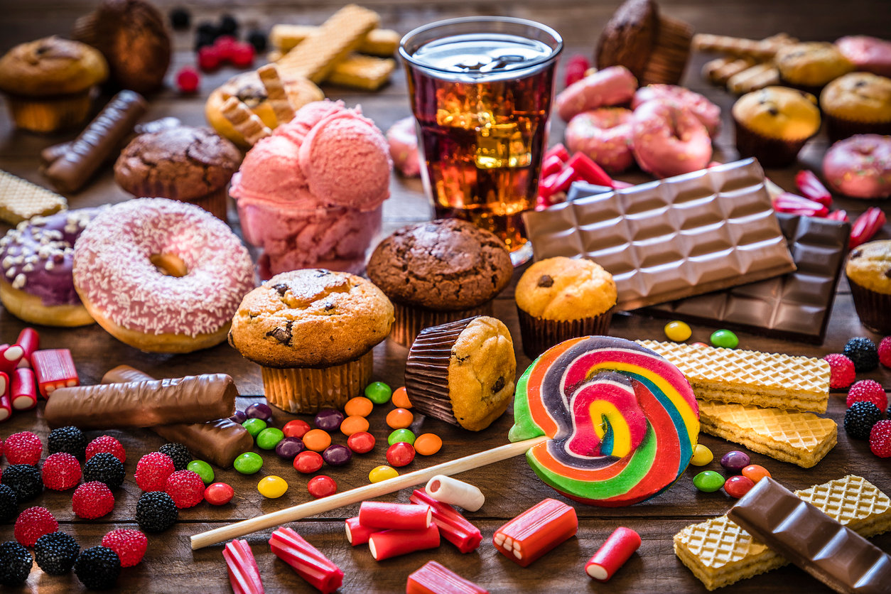 Los 8 peores alimentos para tus dientes pueden causar problemas dentales como placa y caries. El cuidado oral ayuda a prevenir las enfermedades orales.