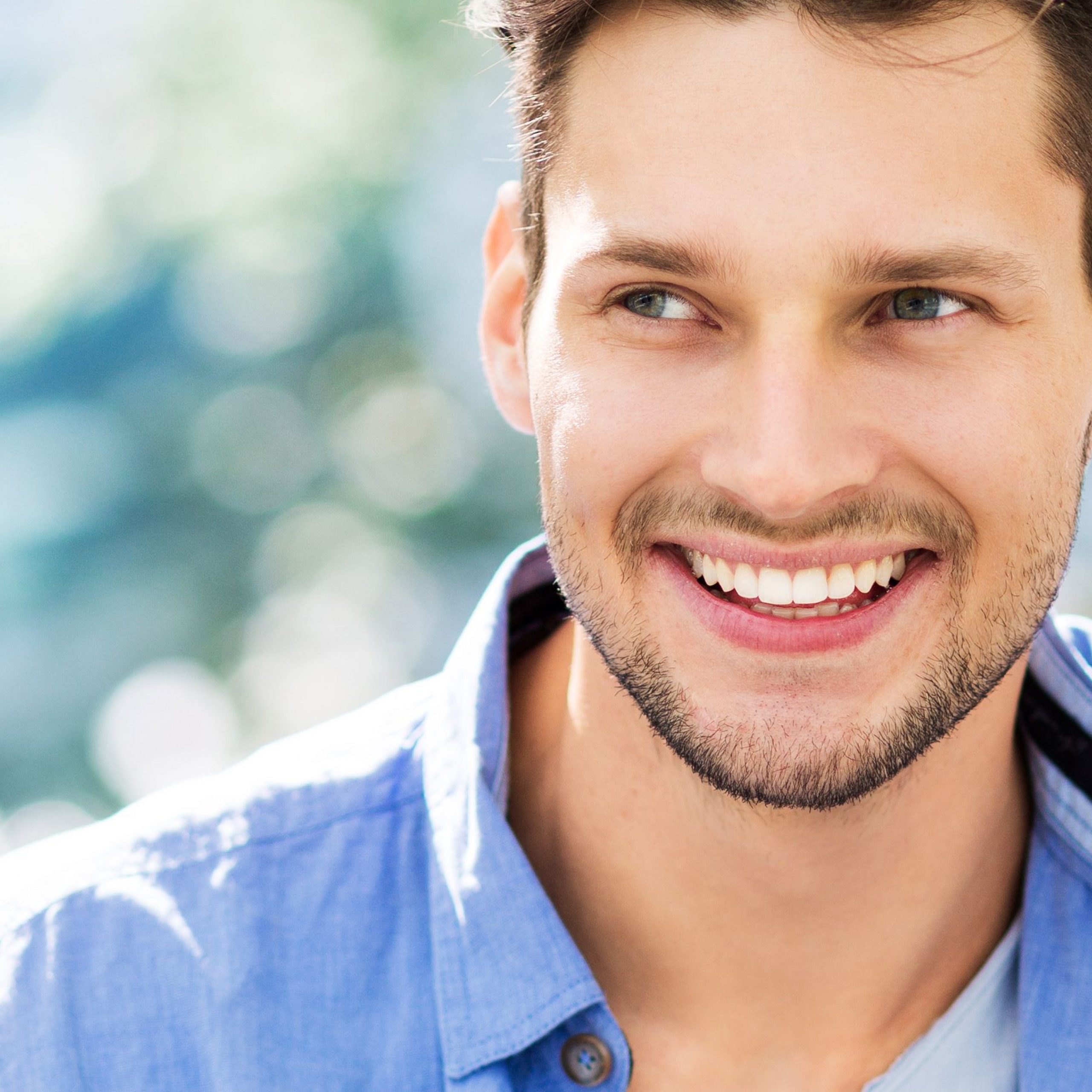 Uno de los beneficios de una limpieza dental profesional es prevenir las enfermedades orales.