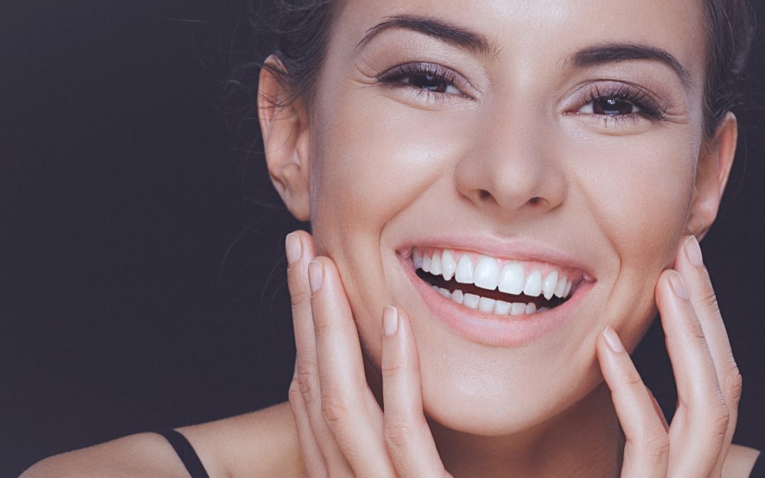 Los tratamientos de estética dental ayudan a mejorar la apariencia de la sonrisa.