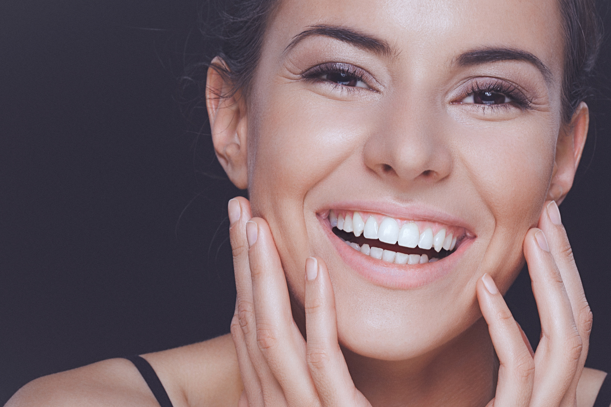 Los tratamientos de estética dental ayudan a mejorar la apariencia de la sonrisa.