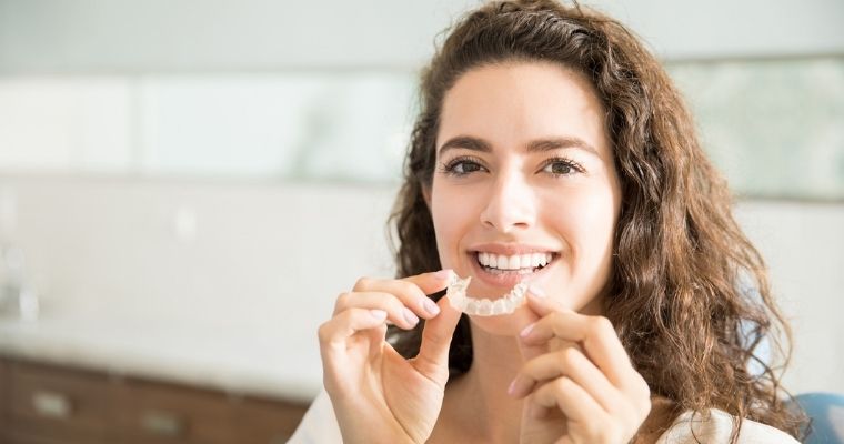 ¿Qué es la ortodoncia invisible? Invisalign es el mejor tratamiento para alinear los dientes. Mejora tu estética dental.
