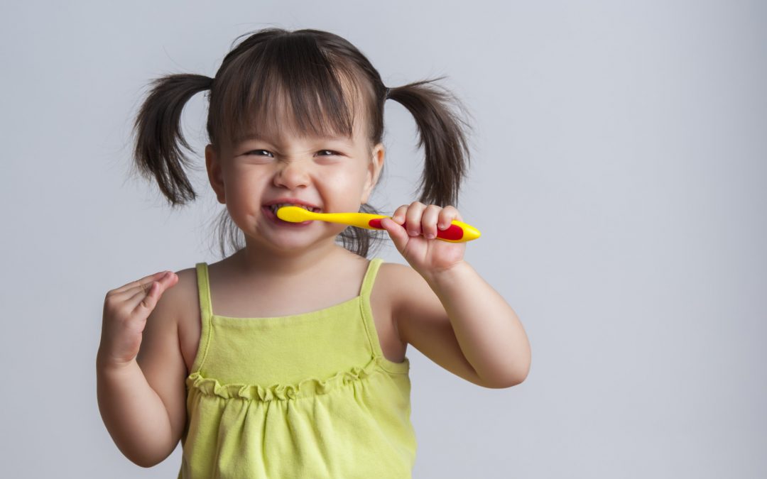 ¿Qué hace un odontopediatra? Se recomienda el cuidado de los dientes de leche porque son fundamentales para los dientes permanentes.