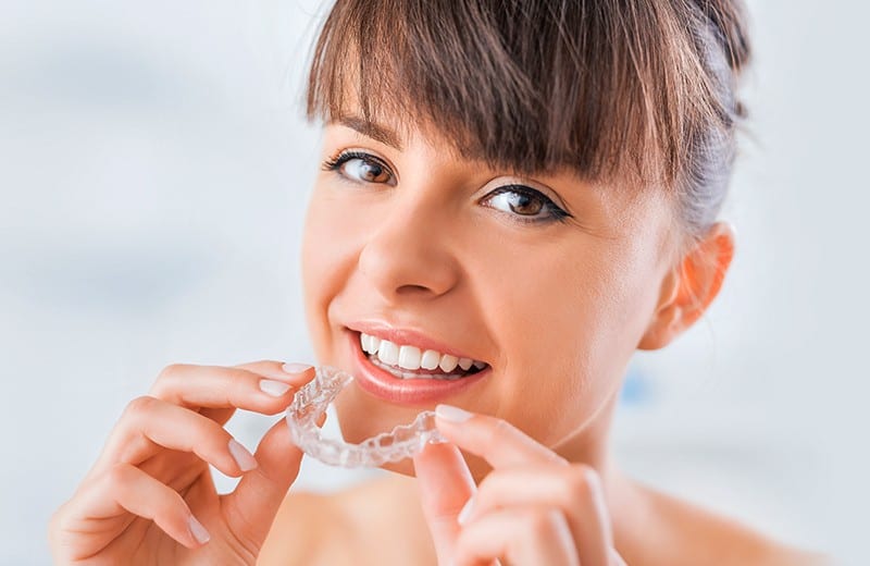 ¿Cómo funcionan los alineadores transparentes? Nunca es tarde para mejorar la apariencia de tu sonrisa. Invisalign es un tratamiento de ortodoncia invisible.