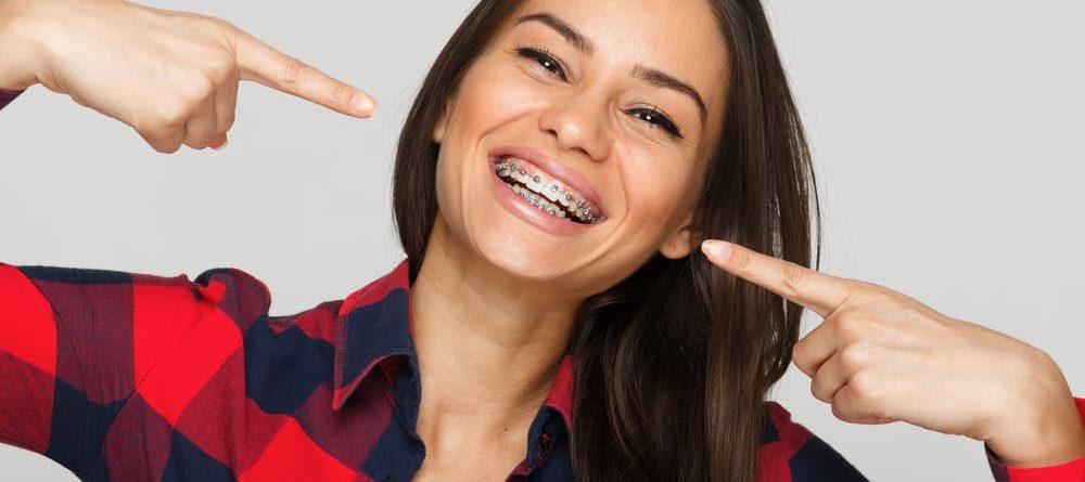 Una de las razones para usar brackets es para corregir la posición de los dientes. De esta forma mejoras la estética dental y la salud bucal.