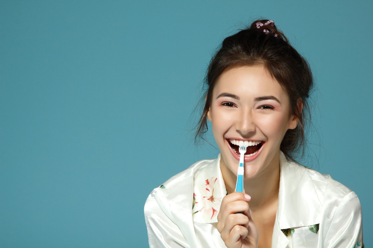 ¿Cómo cuidar los dientes? Es posible mantener la salud bucal sana acudiendo a las revisiones dentales semestrales.