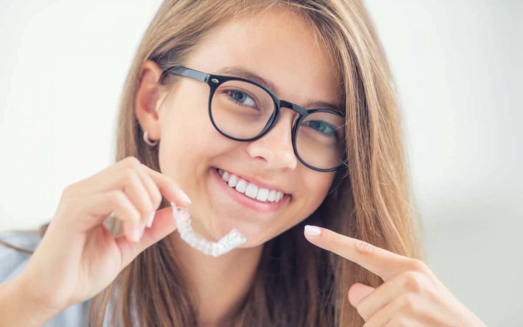 Invisalign Teen ortodoncia para adolescentes es un tratamiento que mejora la estética dental.