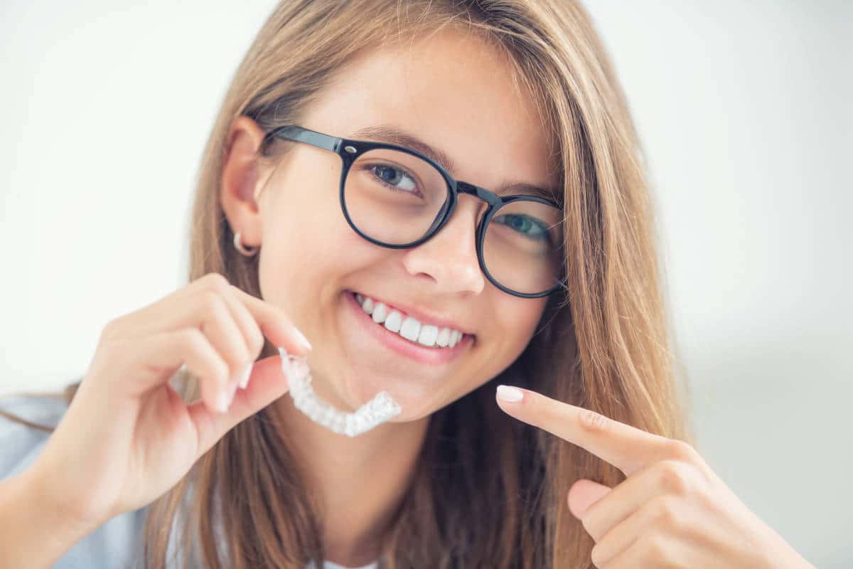 Invisalign Teen ortodoncia para adolescentes es un tratamiento que mejora la estética dental.