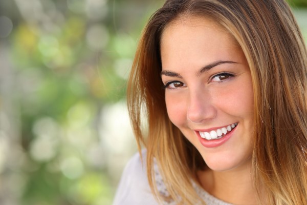 Uno de los efectos secundarios del blanqueamiento dental es la sensibilidad en los dientes.
