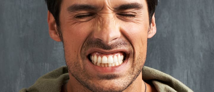 ¿Por qué se despedazan los dientes? Las personas que aprietan o rechinan los dientes tienen que usar una férula dental para proteger la salud bucal.