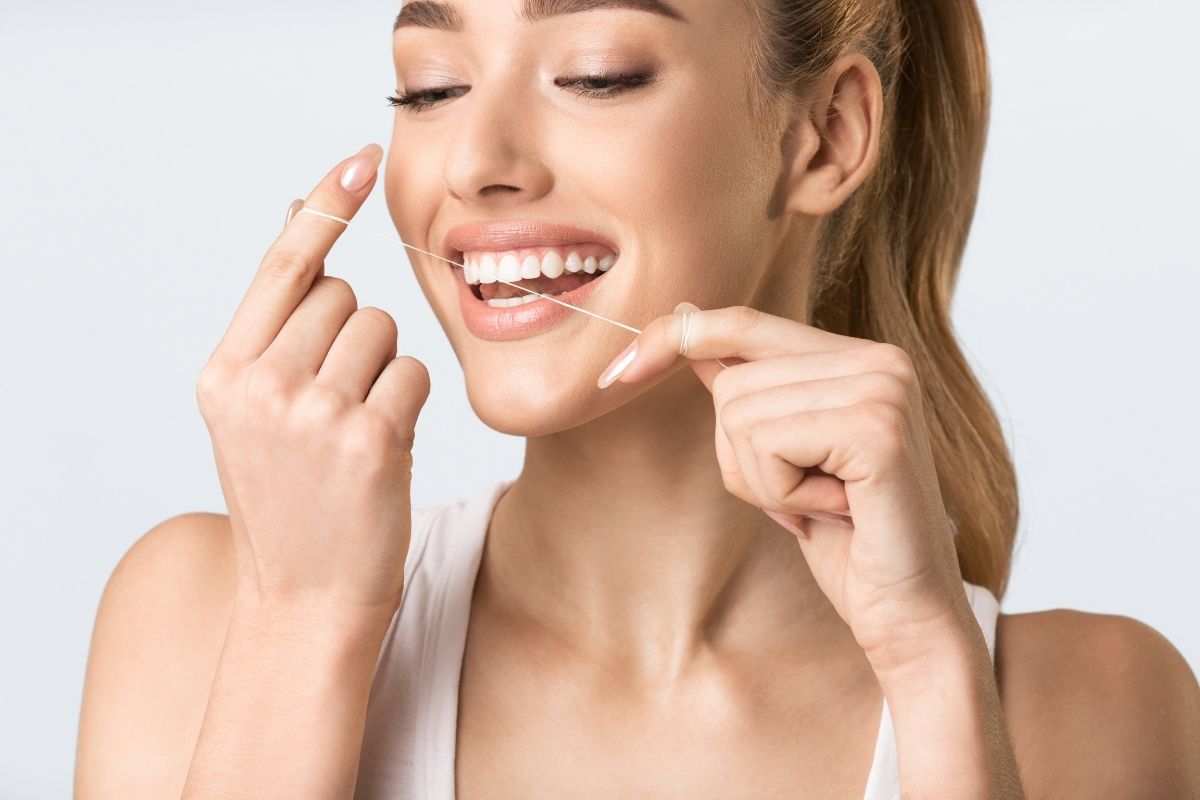 Uno de los 6 consejos para tener unas encías sanas es acudir cada semestre a una revisión dental.