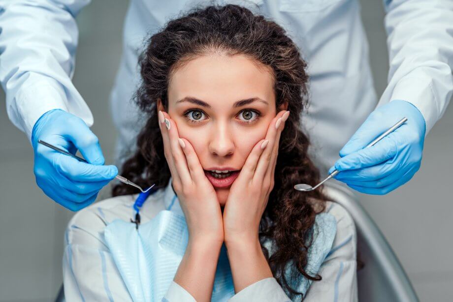 Los síntomas de la dentofobia son: estrés, ansiedad, rechazo y pánico a la odontología.