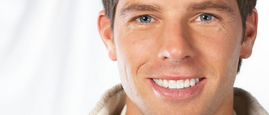 Uno de los riesgos del blanqueamiento dental es la sensibilidad en los dientes.