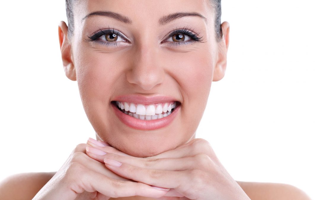 Uno de los mejores tips para una sonrisa saludable es mantener unos buenos hábitos de higiene oral.