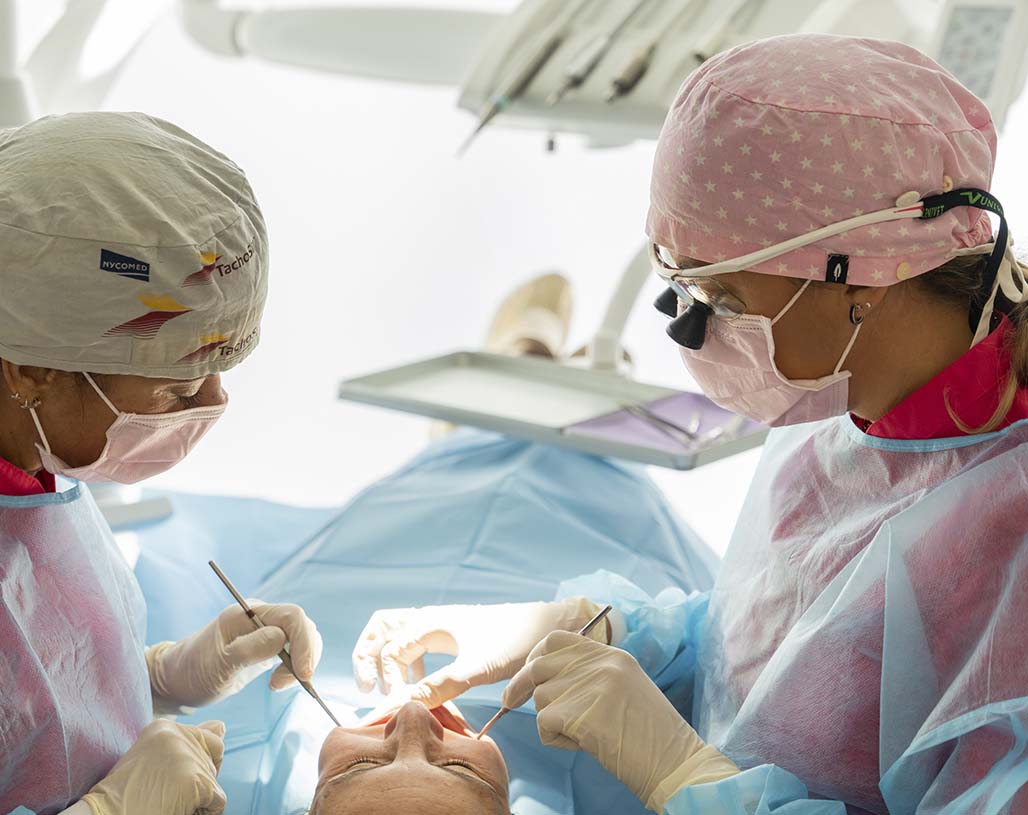 tratamiento de implantes dentales en Dentalarroque