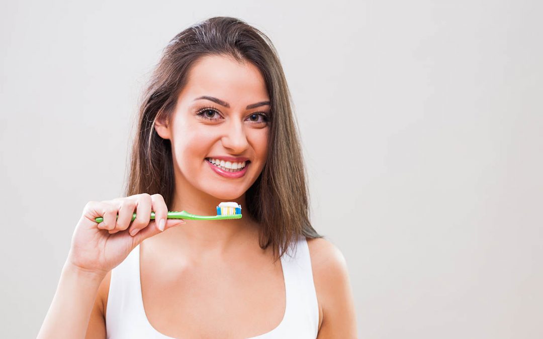 La clínica Dentalarroque destaca uno de los beneficios de una buena higiene bucal: mantener una sonrisa sana.