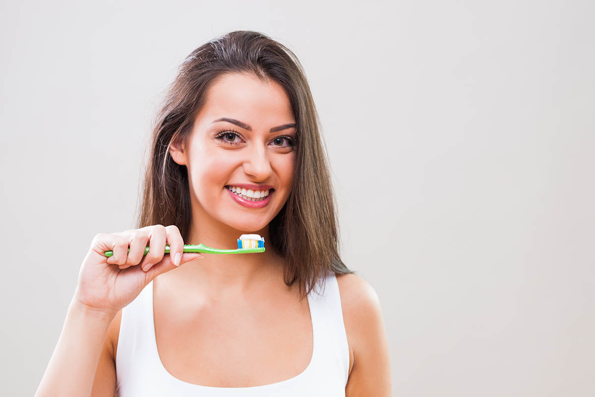 La clínica Dentalarroque destaca uno de los beneficios de una buena higiene bucal: mantener una sonrisa sana.