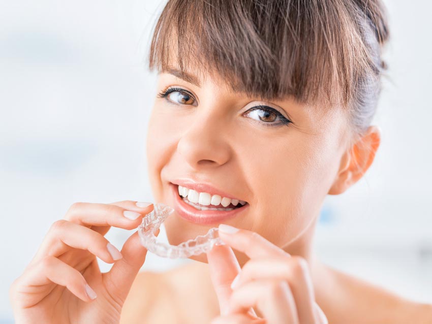 ¿Por qué elegir alineadores transparentes? Se recomienda el uso de Invisalign para mejorar la estética dental.